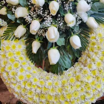 Corona de rosas blancas