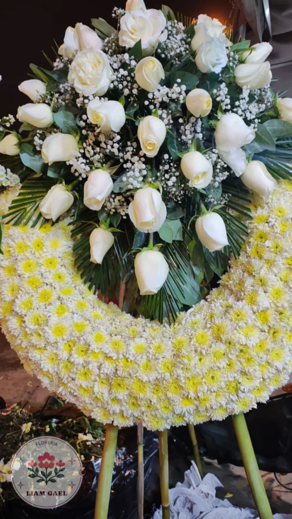 Corona de rosas blancas