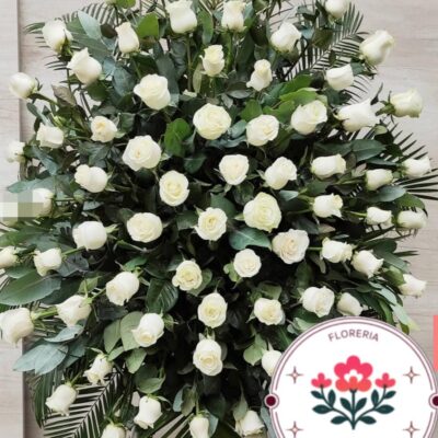 CORONA ELEGANTE DE ROSAS BLANCAS